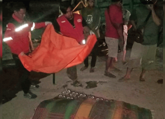 Relawan PMI Kotim mengevakuasi korban kecelakaan lalu lintas yang tewas.