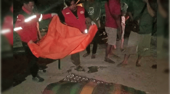 Relawan PMI Kotim mengevakuasi korban kecelakaan lalu lintas yang tewas.