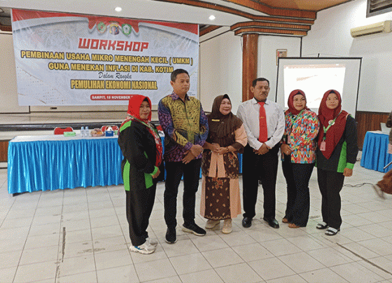 Rusmiati tiga dari kiri bersama perwakilan dari Polda Kalteng dan Polres Kotim berfoto dengan salah beberapa pegiat UMKM Jumat 18 November 2022