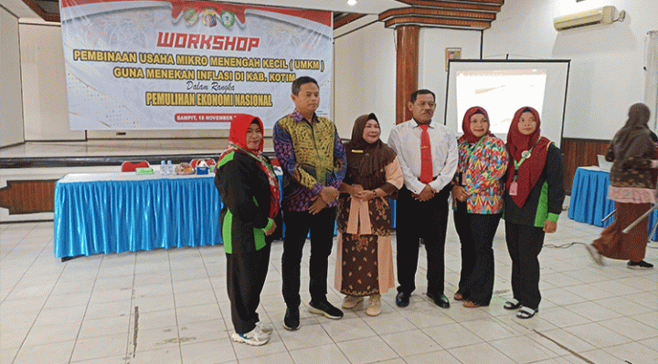 Rusmiati tiga dari kiri bersama perwakilan dari Polda Kalteng dan Polres Kotim berfoto dengan salah beberapa pegiat UMKM Jumat 18 November 2022