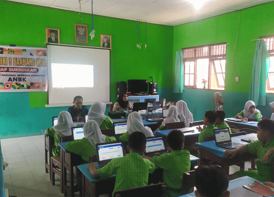 SDN 9 Baamang Hilir melaksanakan ANBK di SDN 2 Baamang Tengah hari kedua gelombang terakhir Kamis 3 November 2022. FOTO RISKI SETIADI