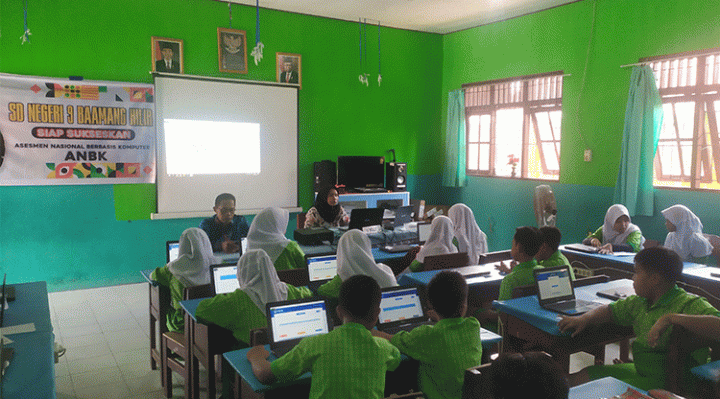 SDN 9 Baamang Hilir melaksanakan ANBK di SDN 2 Baamang Tengah hari kedua gelombang terakhir Kamis 3 November 2022. FOTO RISKI SETIADI