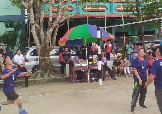 Salah satu pertandingan voli antarguru sebagai peringatan HUT ke 39 SMAN 2 Sampit 21 Oktober 2022