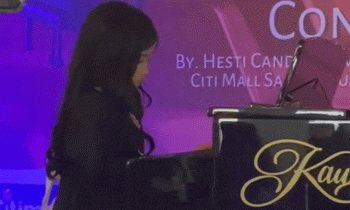 Salah seorang murid kelas 1 SD IT Arafah Aruna Rizkya El Syifa unjuk gigi di Piano Party Concert yang digelar Hesti Candra Kawai Music School Sampit Minggu 20 November 2022.