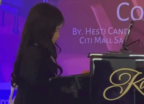 Salah seorang murid kelas 1 SD IT Arafah Aruna Rizkya El Syifa unjuk gigi di Piano Party Concert yang digelar Hesti Candra Kawai Music School Sampit Minggu 20 November 2022.