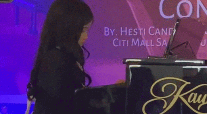 Salah seorang murid kelas 1 SD IT Arafah Aruna Rizkya El Syifa unjuk gigi di Piano Party Concert yang digelar Hesti Candra Kawai Music School Sampit Minggu 20 November 2022.