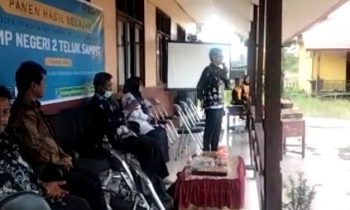 Sambutan Kegiatan Panen Hasil Belajar P5 SMPN 2 Teluk Sampit oleh Pengawas Sekolah Apuanur berdiri Rabu 10 November 2022