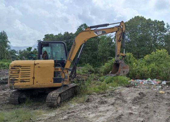 Satu unit ekskavator melakukan penangkutan sampah penimbunan sisa sampah dan pembuatan wadah penampung sampah di sebidang lahan di Perumahan Bina Karya Sabtu 12 November 2022