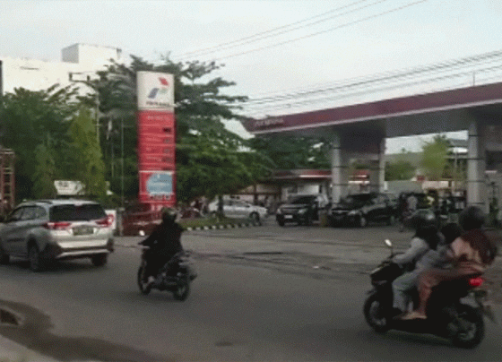 Sejumlah kendaraan saat melintas di depan SPBU Pelita yang diduga jadi lokasi perkelahian.