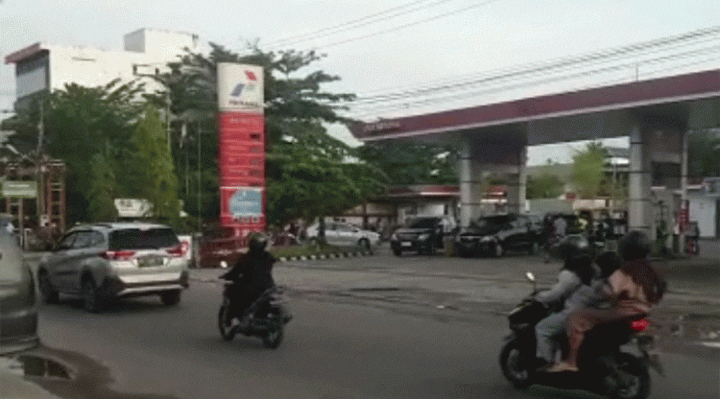 Sejumlah kendaraan saat melintas di depan SPBU Pelita yang diduga jadi lokasi perkelahian.