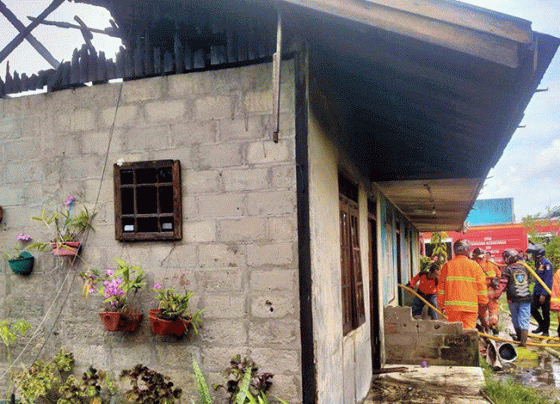 Sejumlah petugas pemadam kebakaran saat menangani api yang membakar barak di Gang Kelapa Kelurahan Mentawa Baru Hilir Kecamatan Mentawa Baru Ketapang Sampit Kabupaten Kotawaringin Timur Kotim.