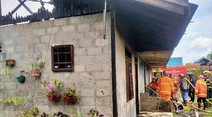 Sejumlah petugas pemadam kebakaran saat menangani api yang membakar barak di Gang Kelapa Kelurahan Mentawa Baru Hilir Kecamatan Mentawa Baru Ketapang Sampit Kabupaten Kotawaringin Timur Kotim.