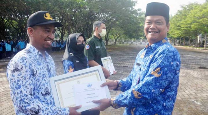 Sekda Seruyan Djainuddin Noor mewakili Bupati Seruyan Yulhaidir pada kegiatan Apel Gabungan Kesadaran Nasional dalam rangka HUT Korpri Senin 28 November 2022