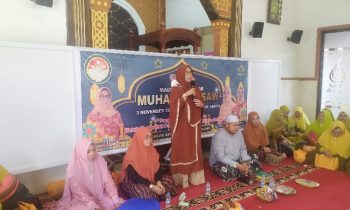 Sepnita Fajrurrahman berdiri memberikan sambutan pada acara Peringatan Maulid Nabi Muhammad saw DWP Kotim Kamis 3 November 2022