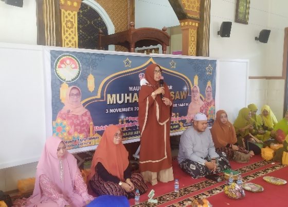 Sepnita Fajrurrahman berdiri memberikan sambutan pada acara Peringatan Maulid Nabi Muhammad saw DWP Kotim Kamis 3 November 2022