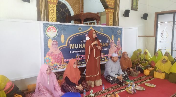Sepnita Fajrurrahman berdiri memberikan sambutan pada acara Peringatan Maulid Nabi Muhammad saw DWP Kotim Kamis 3 November 2022