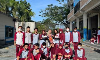 Sesi Foto Bersama Siswa dengan Salah Seorang Guru SMP Cita Bunda yang Menerima Hadiah 25 November 2022