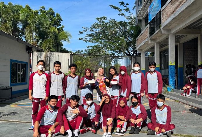 Terima Hadiah dari Siswanya, Guru SMP Cita Bunda: Sederhana, Tapi Penuh Makna