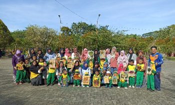 Sesi Foto Bersama siswa TK Aisyiyah di Taman Kota Sampit Jumat 25 November 2022