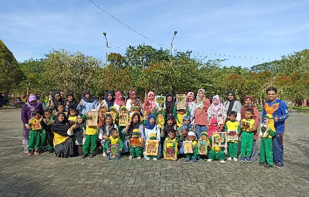Sesi Foto Bersama siswa TK Aisyiyah di Taman Kota Sampit Jumat 25 November 2022