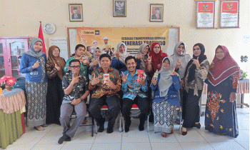 Sesi foto bersama para pendidik SDN 4 Ketapang dengan Fasilitator Training Miswahyudi Sabtu 19 November 2022.