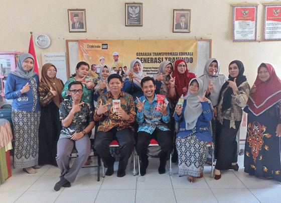 Sesi foto bersama para pendidik SDN 4 Ketapang dengan Fasilitator Training Miswahyudi Sabtu 19 November 2022.