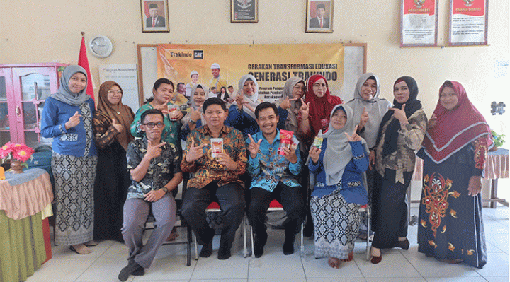 Sesi foto bersama para pendidik SDN 4 Ketapang dengan Fasilitator Training Miswahyudi Sabtu 19 November 2022.