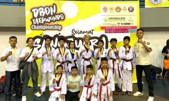 Sesi foto bersama peraih medali Lomba Taekwondo Menpora Cup 2022 Kontingen Provinsi Kalteng