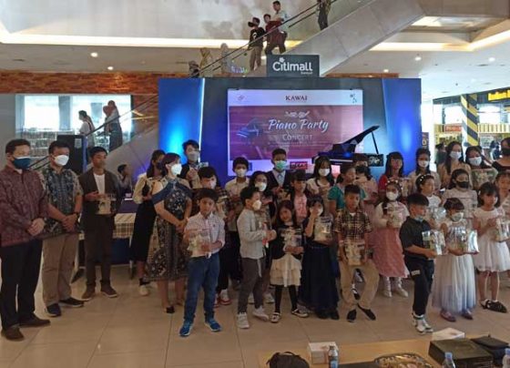 Siswa Hesti Candra Kawai Music School Sampit berfoto bersama pada Piano Party Concert Minggu 20 November 2022