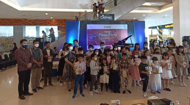 Siswa Hesti Candra Kawai Music School Sampit berfoto bersama pada Piano Party Concert Minggu 20 November 2022