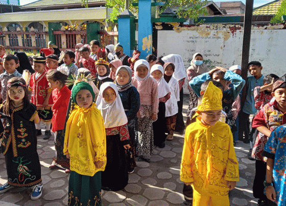 Siswa SDN 5 Baamang Hilir mengenakan pakaian adat pada Cibulok Kamis 10 November 2022.