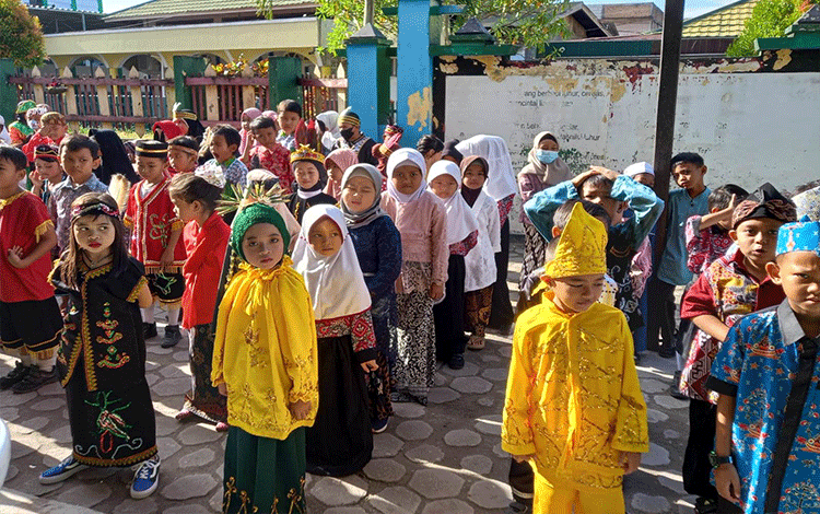SDN 5 Baamang Hilir Tumbuhkan Kecintaan Siswa pada Budaya Lokal