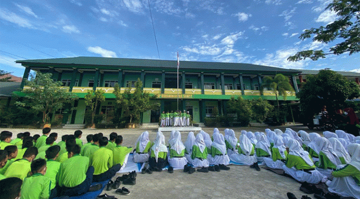 Siswa SMP Muhammadiyah menyajikan beberapa aksi sebagai persembahan di Hari Guru Nasional Jumat 25 November 2022.