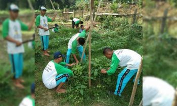 Siswa SMPS 1 Bumitama Antang Kalang turut berpartisipasi dalam persiapan penilaian Adiwiyata 2022