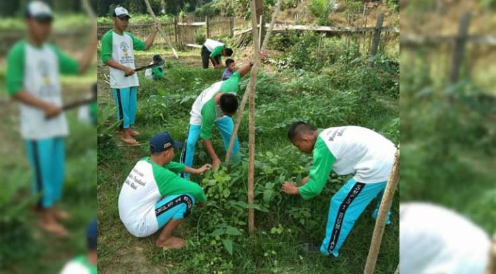 Siswa SMPS 1 Bumitama Antang Kalang turut berpartisipasi dalam persiapan penilaian Adiwiyata 2022