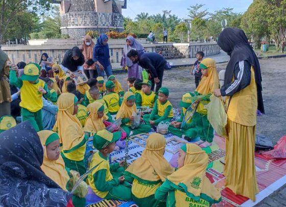 Siswa TK Aisyiyah Bamaang kreasikan gambar kolase menempel daun menjadi gambar pohon Jumat 25 November 2022