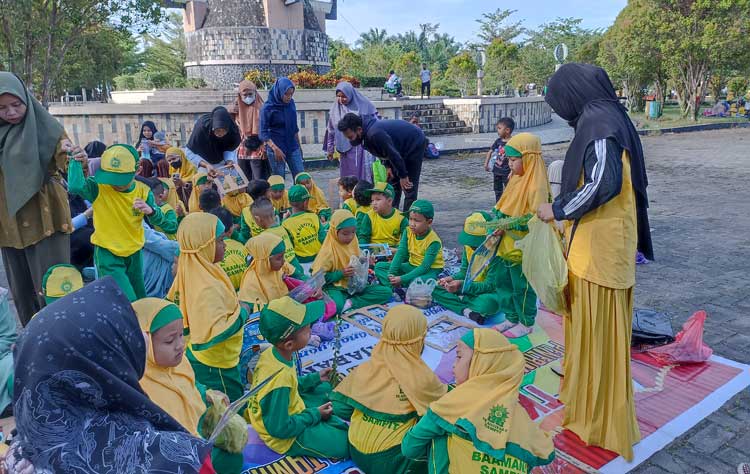 TK Aisyiyah Kembangkan Motorik Halus Siswanya lewat Kreasi Kolase Daun