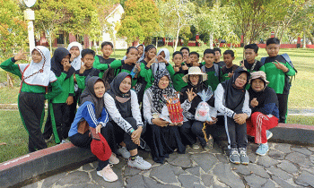 Siswa dan guru SDN 5 Bamang Hilir istirahat usai jalan sehat di Taman Kota Sampit Jumat 25 November 2022.