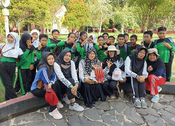 Siswa dan guru SDN 5 Bamang Hilir istirahat usai jalan sehat di Taman Kota Sampit Jumat 25 November 2022.