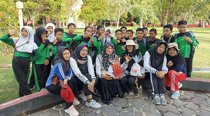 Siswa dan guru SDN 5 Bamang Hilir istirahat usai jalan sehat di Taman Kota Sampit Jumat 25 November 2022.