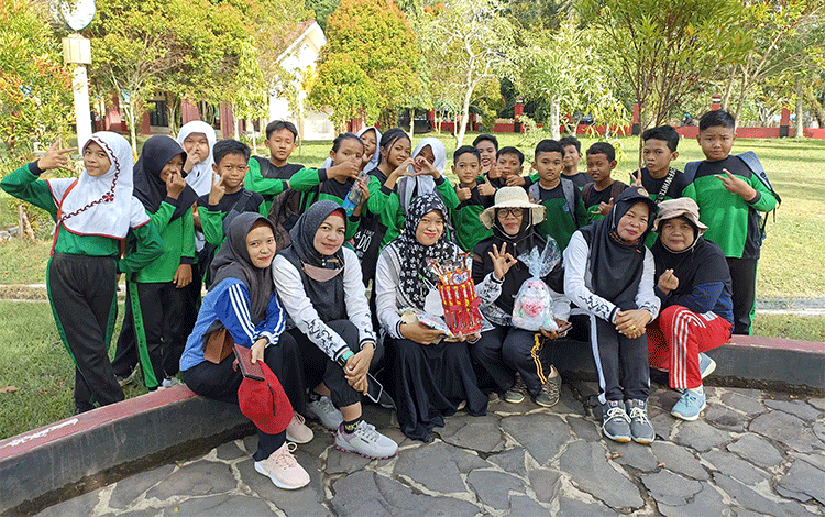 Peringati Hari Guru, SDN 5 Baamang Hilir Gelar Jalan Sehat