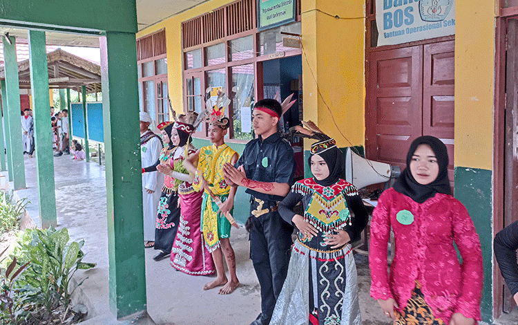 Peringatan Hari Pahlawan di SMPN 6 Sampit Bantu UMKM Salon dan Rumah Kecantikan