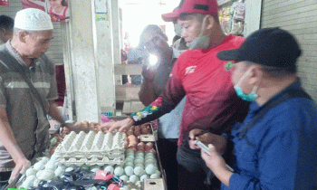 Staf Ahli Bidang Ekonomi Keuangan dan Pembangunan Kalimantan Tengah Yuas Elko saat memimpin pemantauan harga dan stok bahan pokok di tiga pasar di Sampit Kamis 24 November 2022.