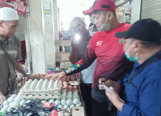Staf Ahli Bidang Ekonomi Keuangan dan Pembangunan Kalimantan Tengah Yuas Elko saat memimpin pemantauan harga dan stok bahan pokok di tiga pasar di Sampit Kamis 24 November 2022.
