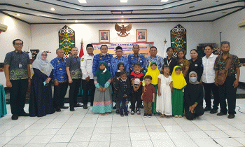 Staf Ahli Bupati Kotim Najmi Fuadi berfoto bersama dengan pengurus POPTI Cabang Sampit dan anak anak penyandang Thalassaemia Selasa 19 November 2022.