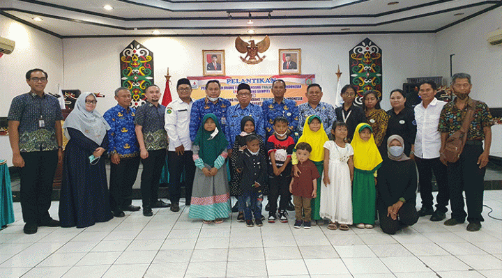 Staf Ahli Bupati Kotim Najmi Fuadi berfoto bersama dengan pengurus POPTI Cabang Sampit dan anak anak penyandang Thalassaemia Selasa 19 November 2022.