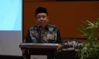 Staf Ahli Bupati Kotim Najmi Fuadi saat membacakan sambutan pada wisuda mahasiswa UNDA Sampit Sabtu 5 November 2022.