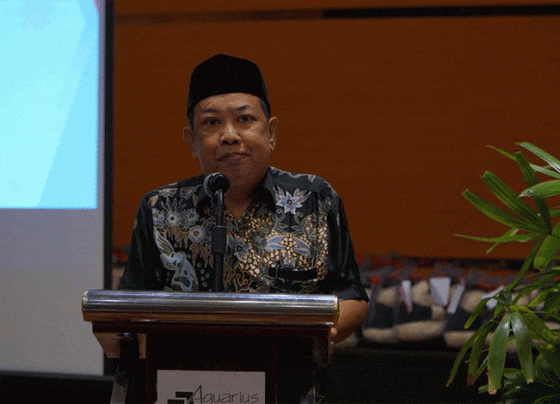 Staf Ahli Bupati Kotim Najmi Fuadi saat membacakan sambutan pada wisuda mahasiswa UNDA Sampit Sabtu 5 November 2022.