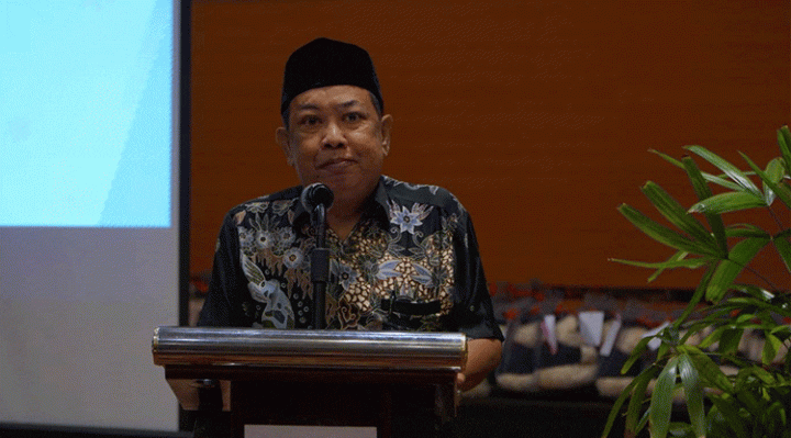 Staf Ahli Bupati Kotim Najmi Fuadi saat membacakan sambutan pada wisuda mahasiswa UNDA Sampit Sabtu 5 November 2022.