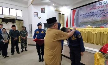Staf Ahli Bupati Kotim Najmi Fuadi saat mengalungkan kartu tanda peserta In House Training Pemadam Kebakaran Kotim tahun 2022 di Aula Sei Mentaya Bapelitbangda Kotim Senin 28 November 2022.
